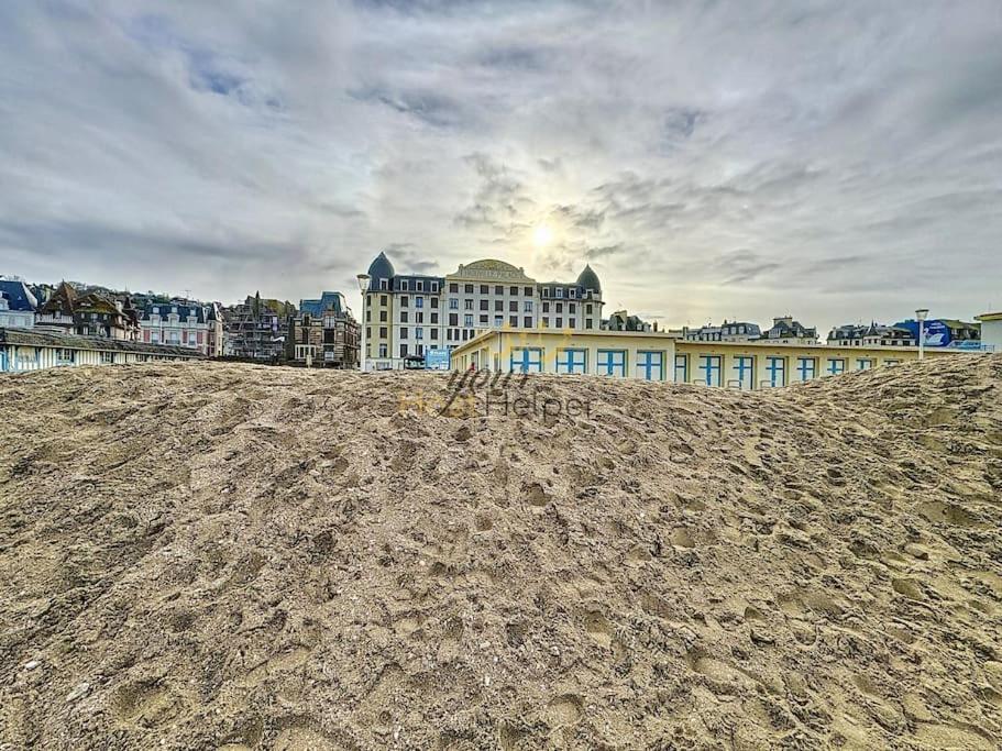 Azura Yourhosthelper * Trouville-sur-Mer