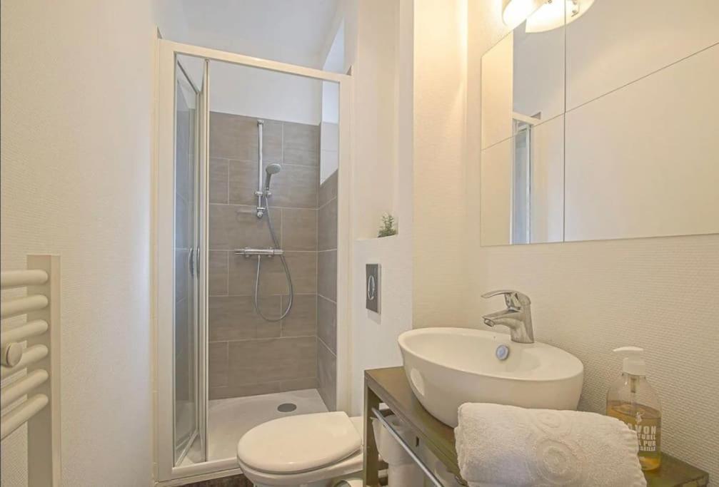Azura Yourhosthelper Apartment