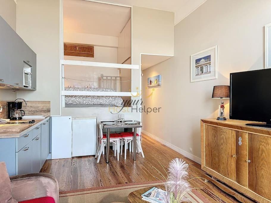 Azura Yourhosthelper * Trouville-sur-Mer